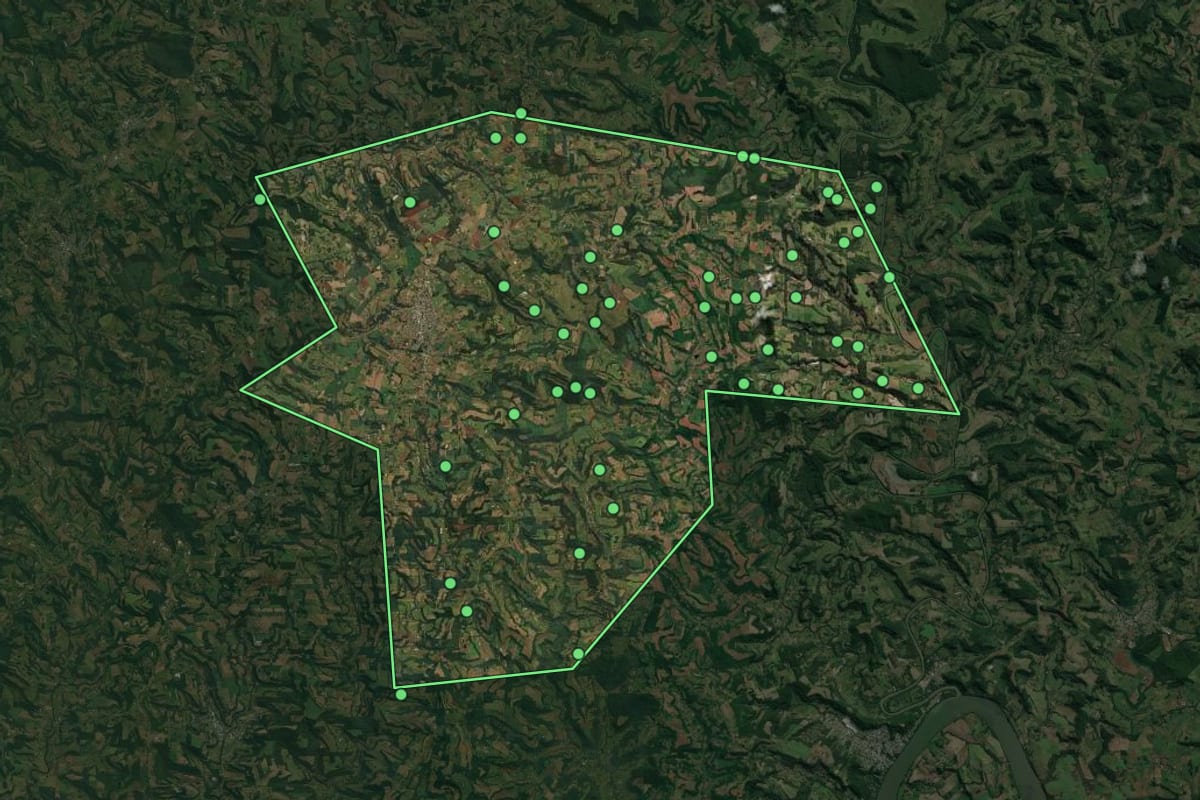Imagem de satélite de Iporã do Oeste (SC), com o contorno do município e a posição dos imóveis desta página.