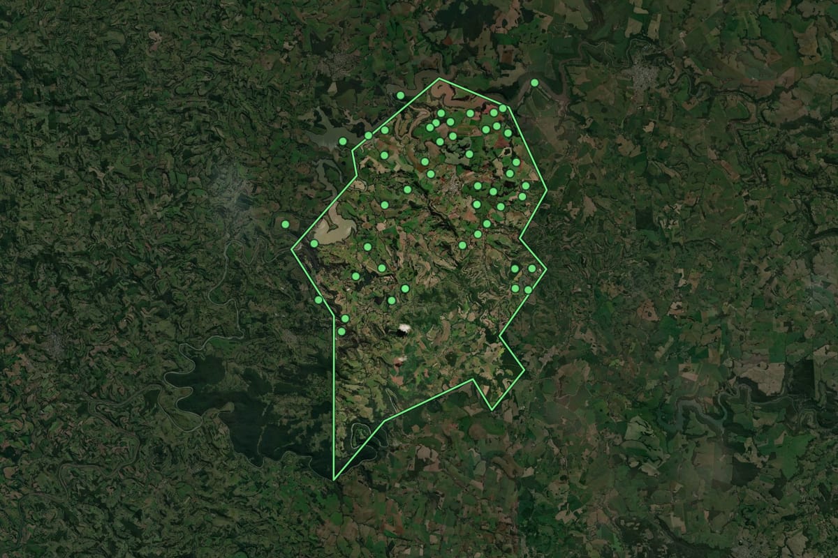 Imagem de satélite de Ipuaçu (SC), com o contorno do município e a posição dos imóveis desta página.