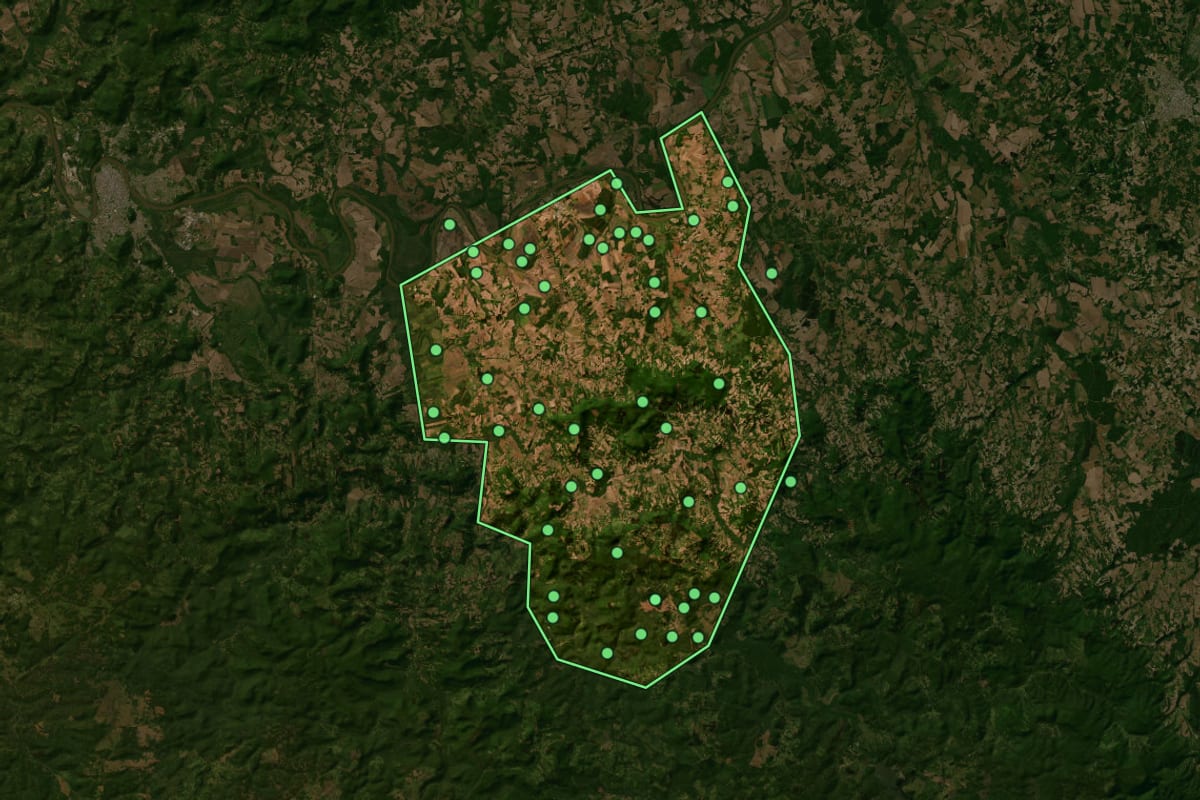 Imagem de satélite de Irineópolis (SC), com o contorno do município e a posição dos imóveis desta página.