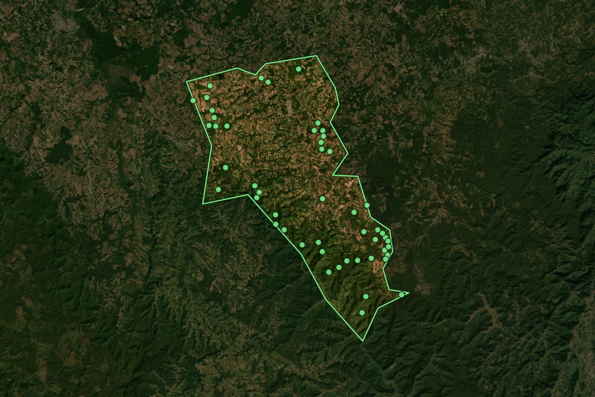 Imagem de satélite de Itaiópolis (SC), com o contorno do município e a posição dos imóveis desta página.