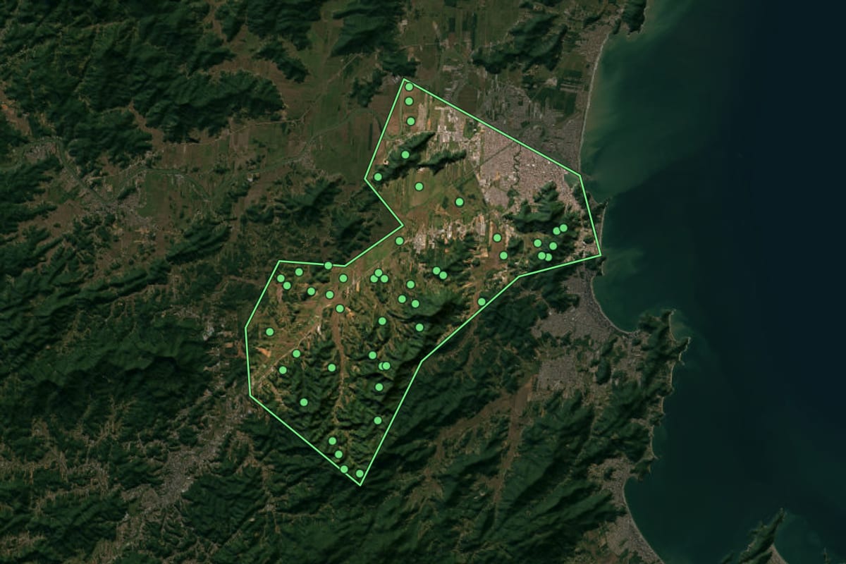 Imagem de satélite de Itajaí (SC), com o contorno do município e a posição dos imóveis desta página.