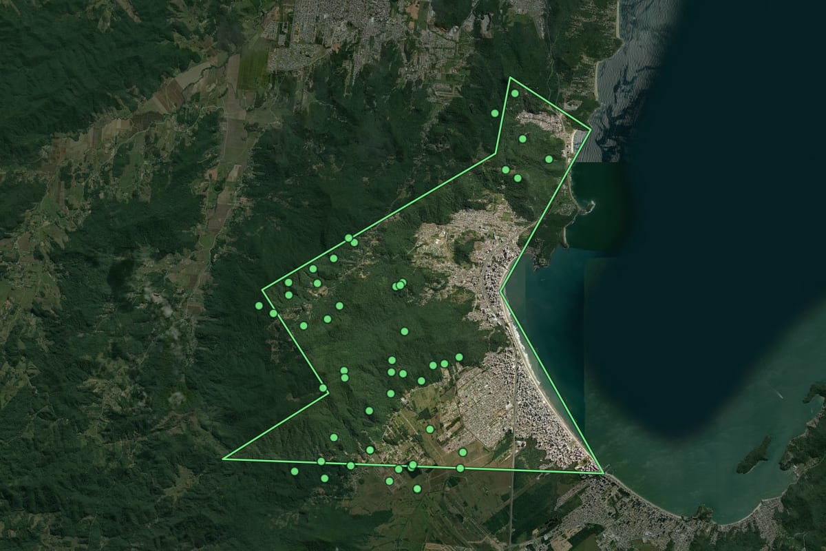 Imagem de satélite de Itapema (SC), com o contorno do município e a posição dos imóveis desta página.