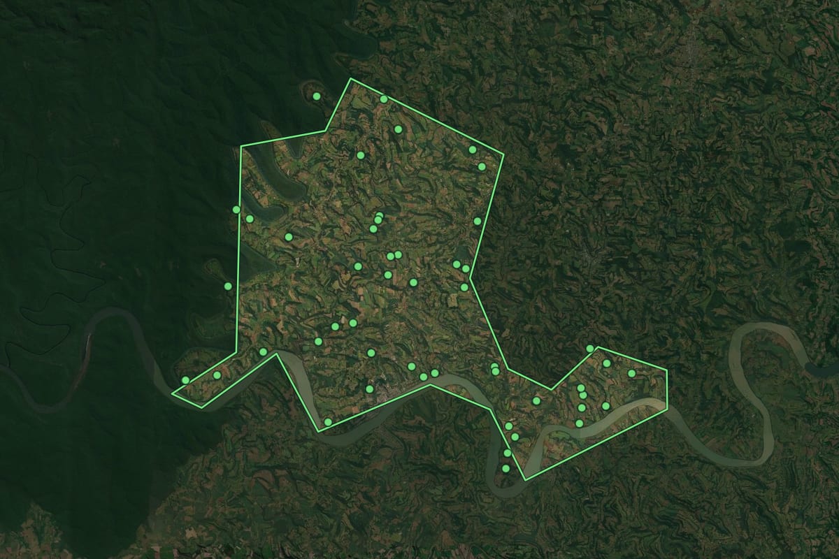 Imagem de satélite de Itapiranga (SC), com o contorno do município e a posição dos imóveis desta página.