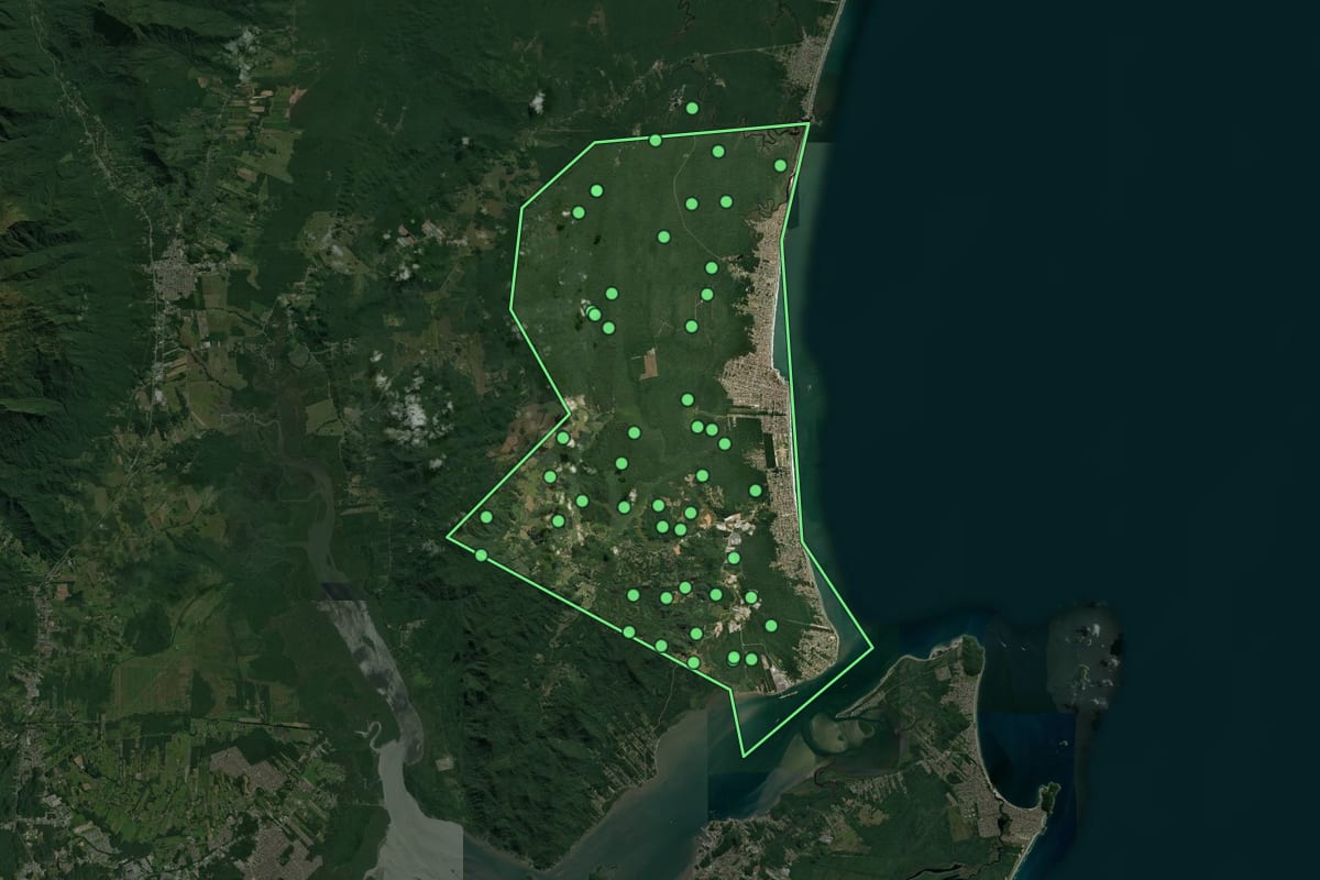 Imagem de satélite de Itapoá (SC), com o contorno do município e a posição dos imóveis desta página.