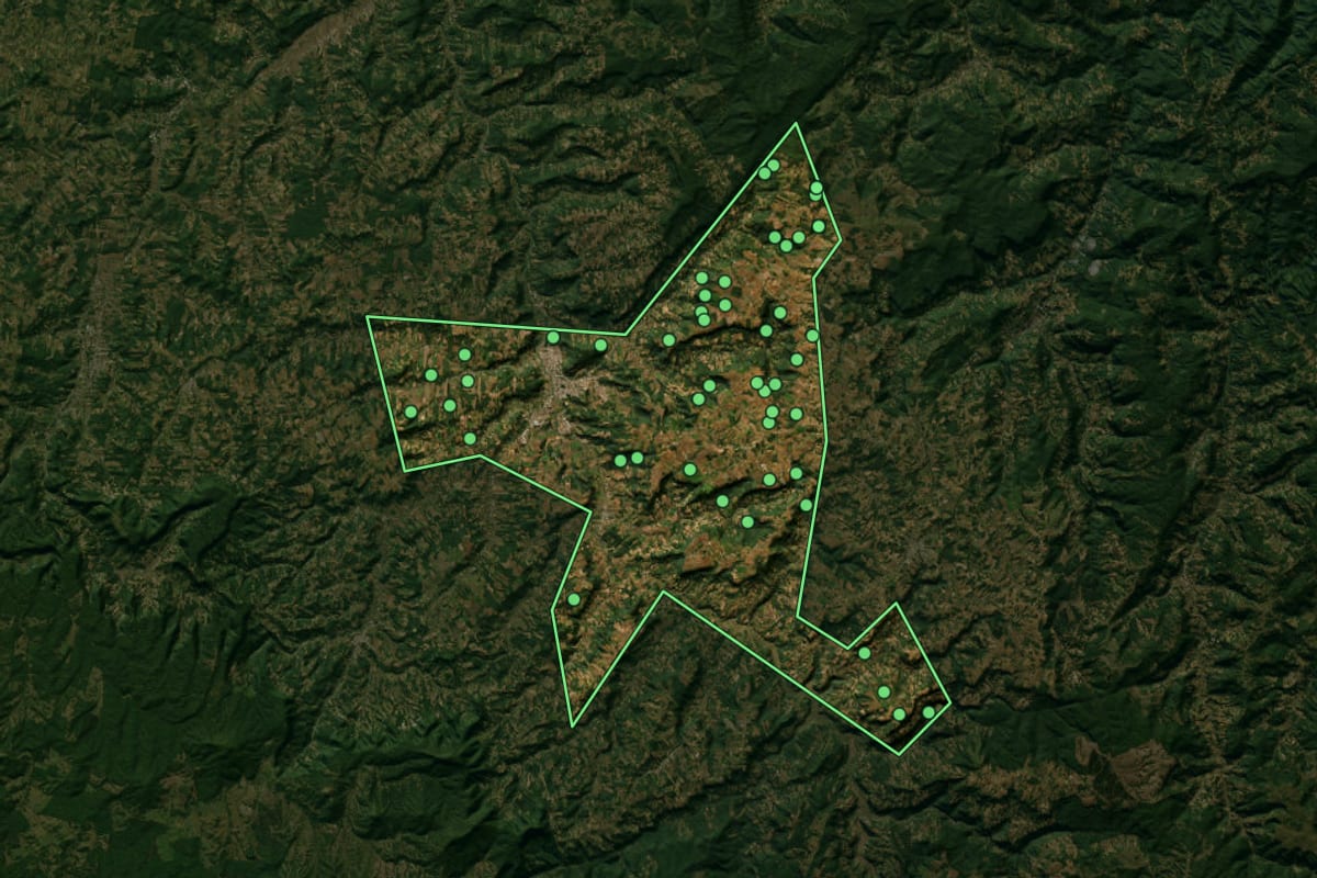 Imagem de satélite de Ituporanga (SC), com o contorno do município e a posição dos imóveis desta página.