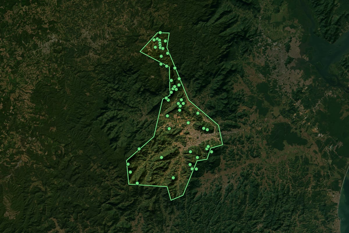 Imagem de satélite de Jaraguá do Sul (SC), com o contorno do município e a posição dos imóveis desta página.
