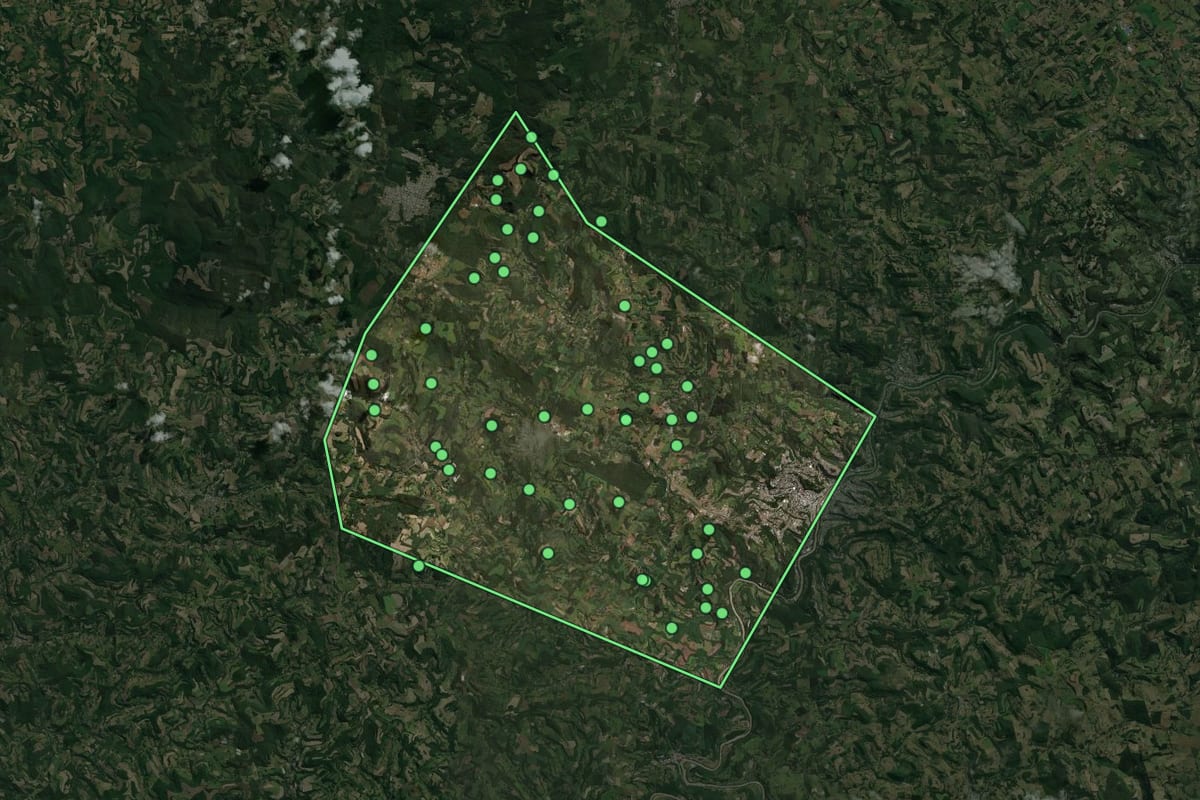 Imagem de satélite de Joaçaba (SC), com o contorno do município e a posição dos imóveis desta página.