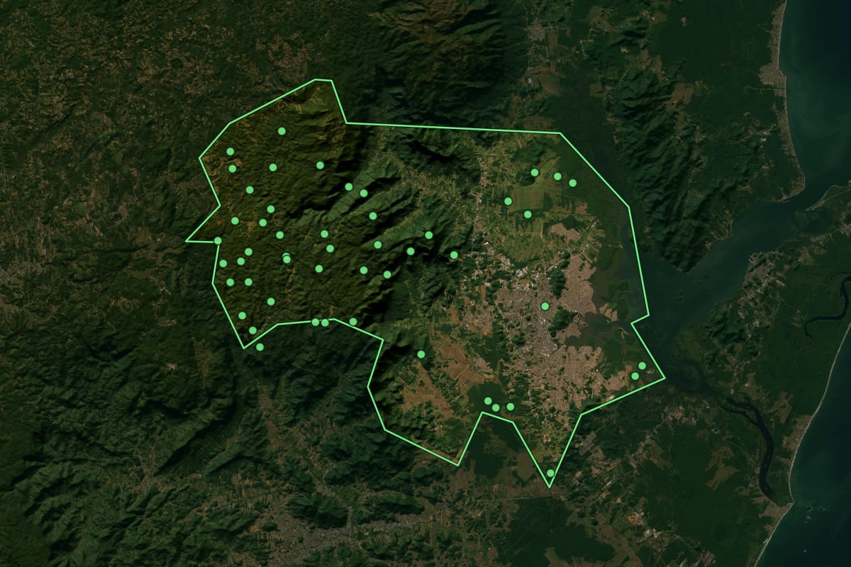 Imagem de satélite de Joinville (SC), com o contorno do município e a posição dos imóveis desta página.
