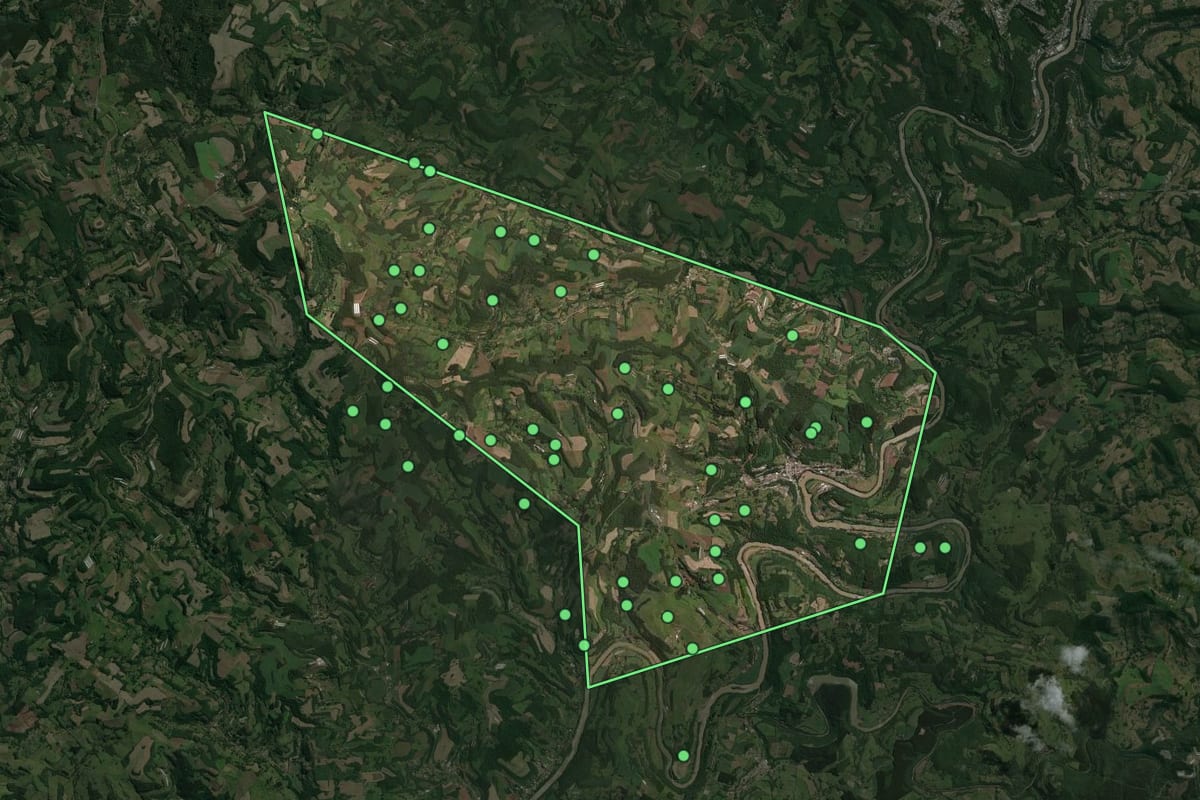 Imagem de satélite de Lacerdópolis (SC), com o contorno do município e a posição dos imóveis desta página.