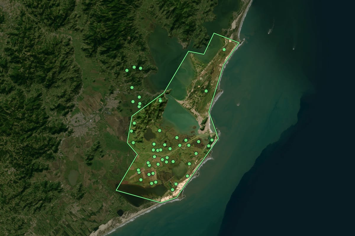 Imagem de satélite de Laguna (SC), com o contorno do município e a posição dos imóveis desta página.