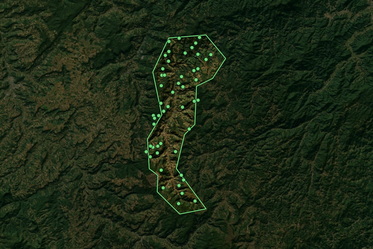 Imagem de satélite de Leoberto Leal (SC), com o contorno do município e a posição dos imóveis desta página.