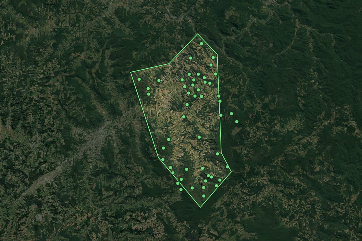 Imagem de satélite de Lontras (SC), com o contorno do município e a posição dos imóveis desta página.