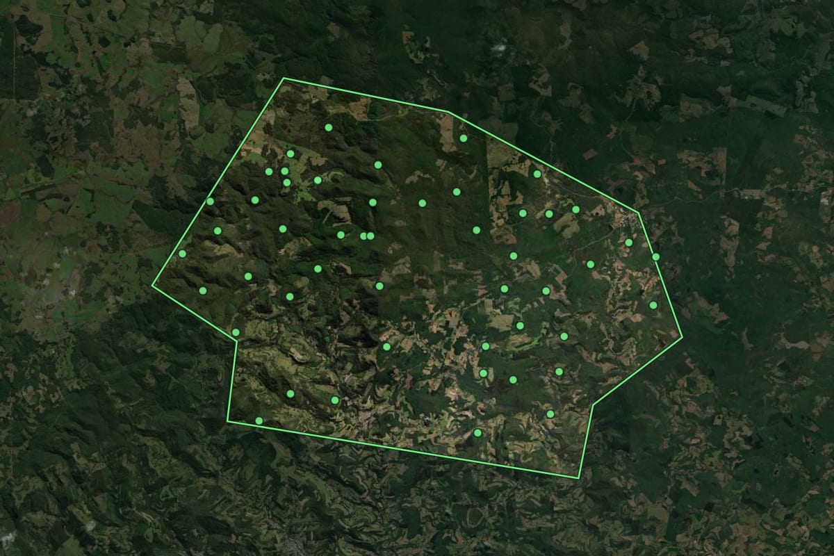 Imagem de satélite de Macieira (SC), com o contorno do município e a posição dos imóveis desta página.