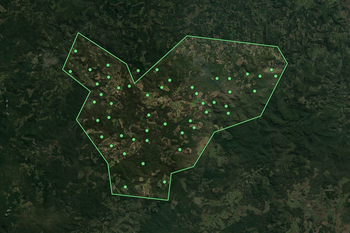 Imagem de satélite de Matos Costa (SC), com o contorno do município e a posição dos imóveis desta página.