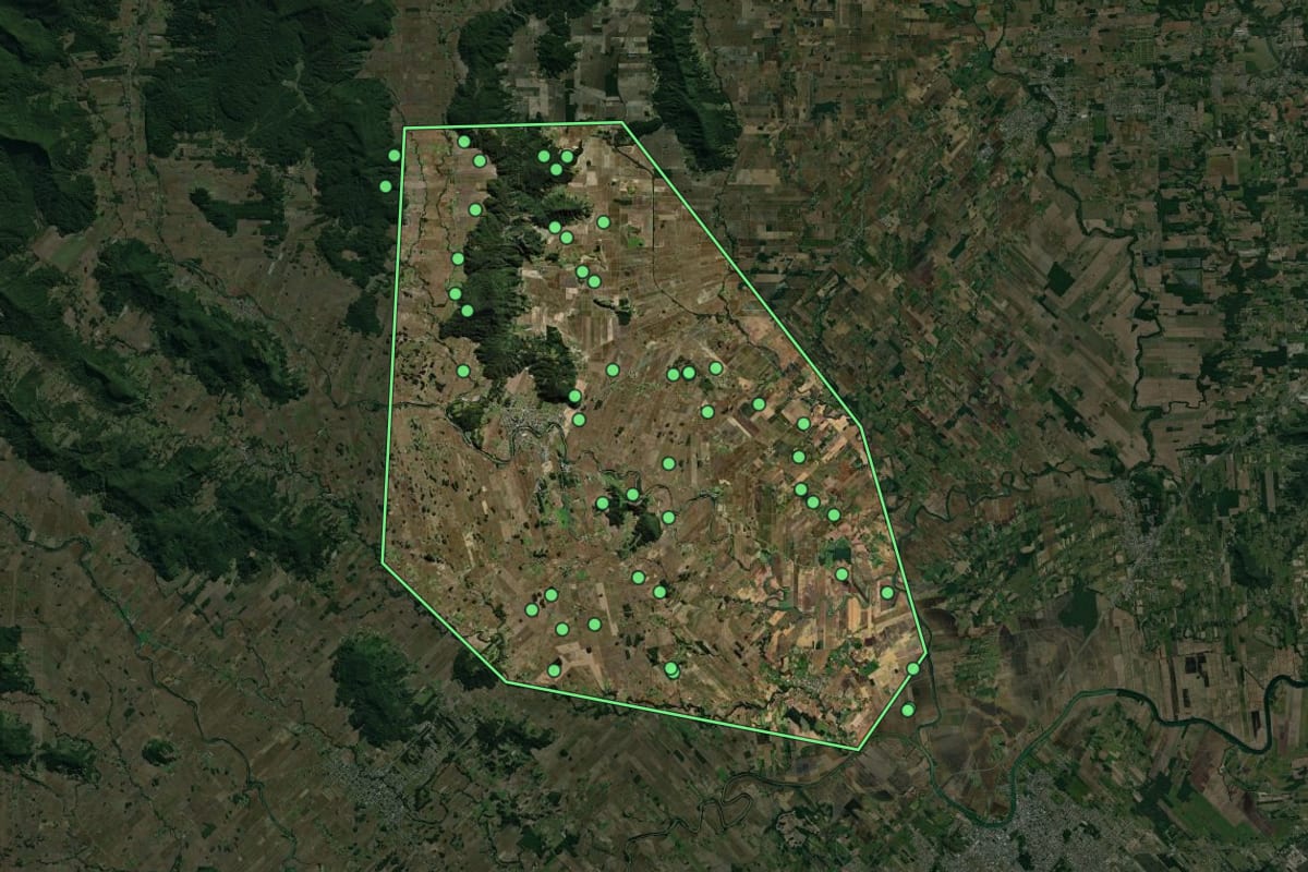 Imagem de satélite de Meleiro (SC), com o contorno do município e a posição dos imóveis desta página.