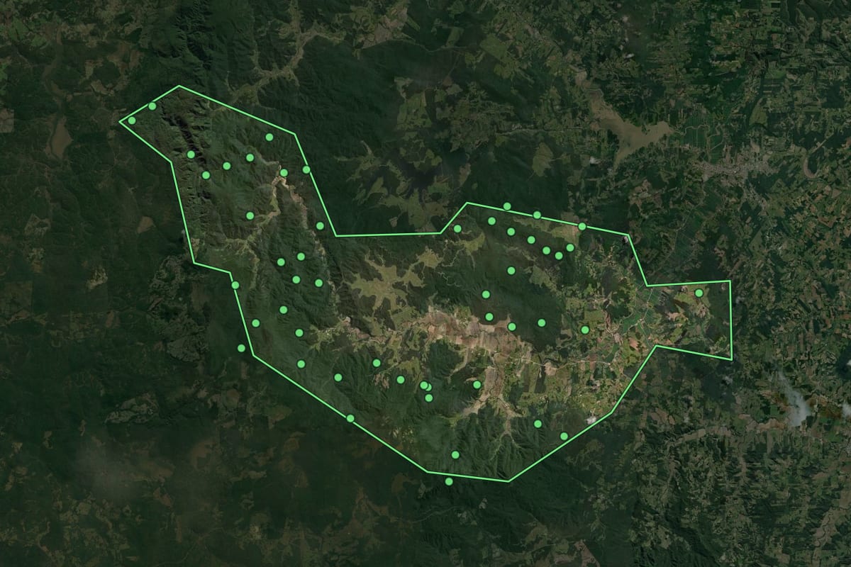 Imagem de satélite de Mirim Doce (SC), com o contorno do município e a posição dos imóveis desta página.