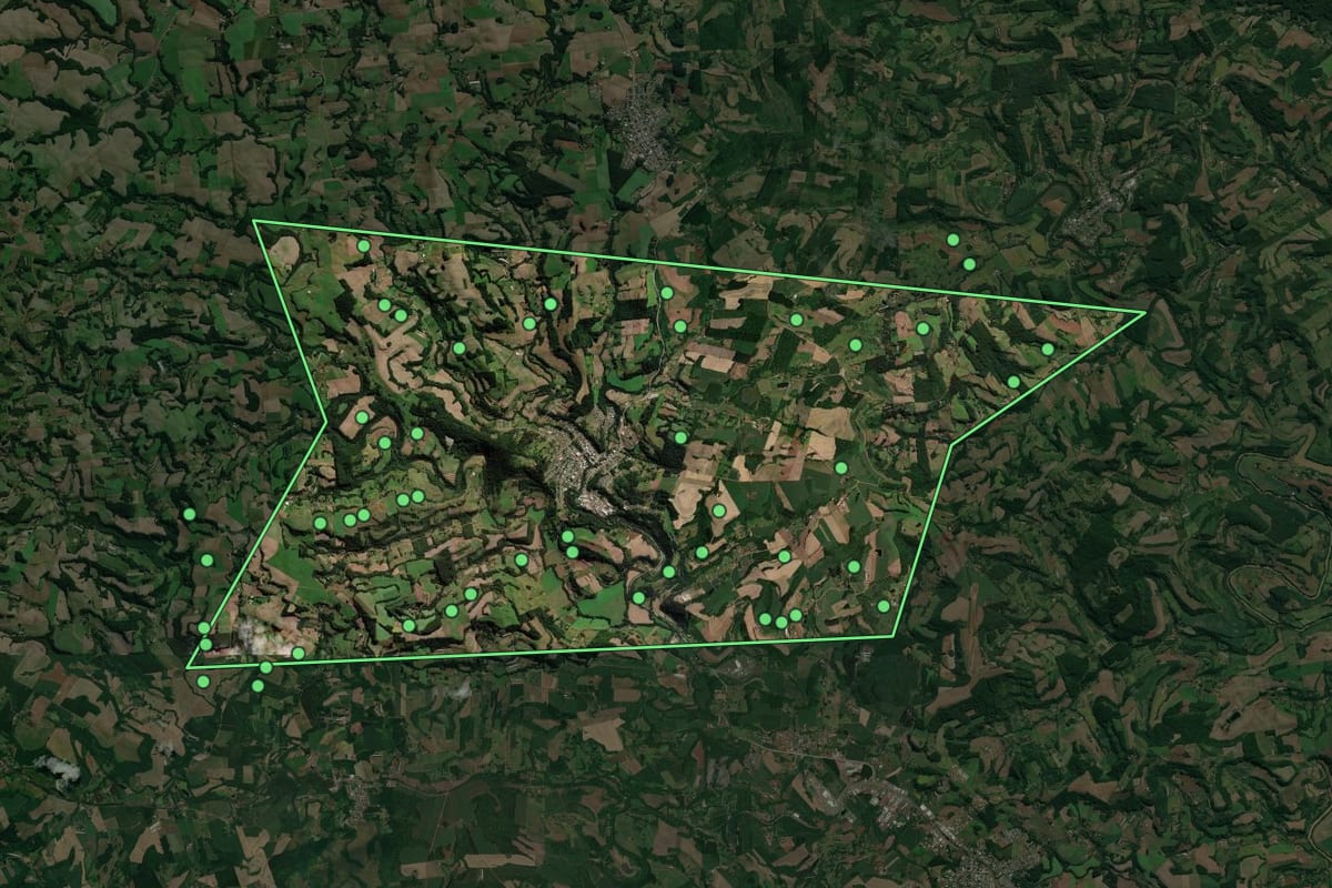 Imagem de satélite de Modelo (SC), com o contorno do município e a posição dos imóveis desta página.