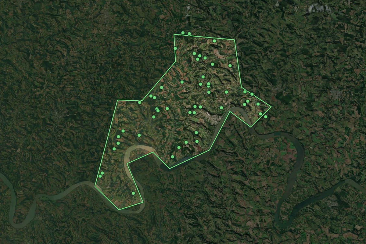 Imagem de satélite de Mondaí (SC), com o contorno do município e a posição dos imóveis desta página.