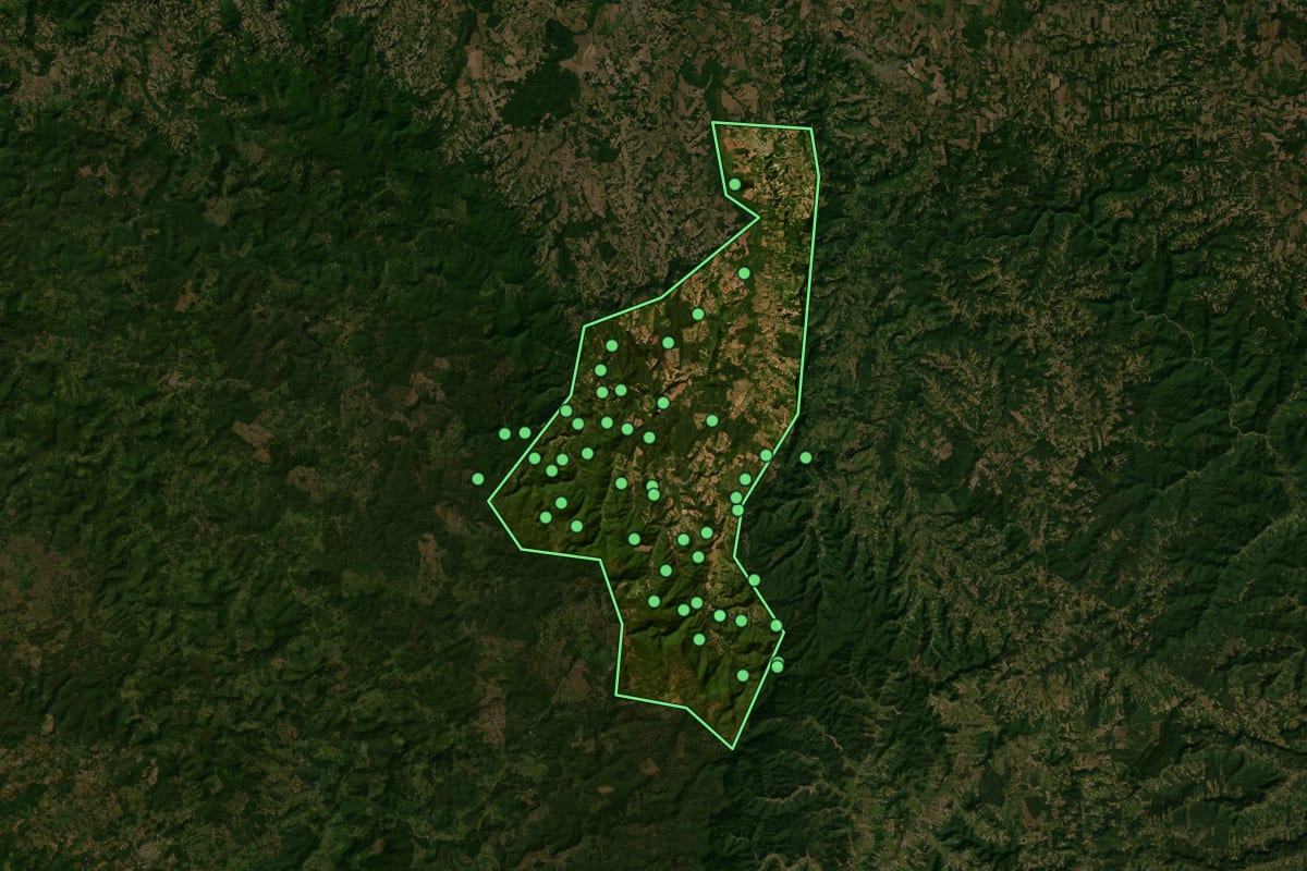 Imagem de satélite de Monte Castelo (SC), com o contorno do município e a posição dos imóveis desta página.