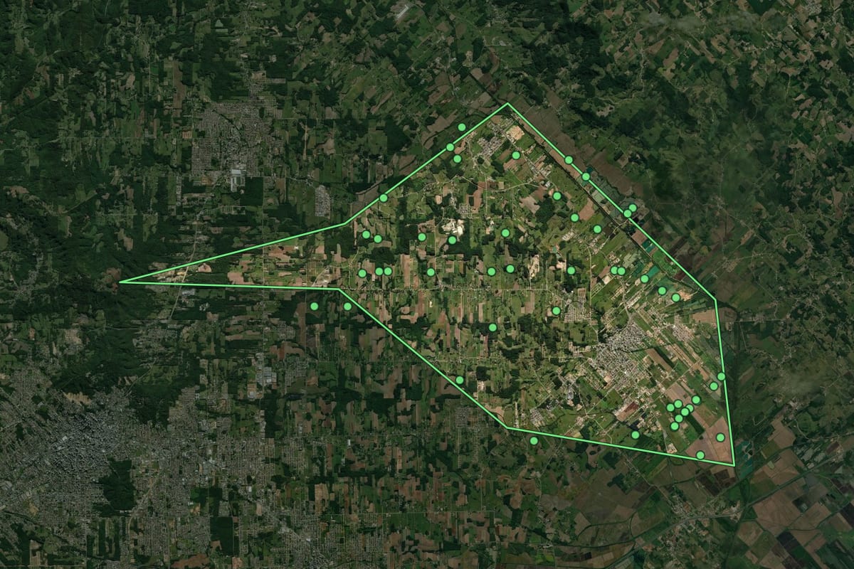 Imagem de satélite de Morro da Fumaça (SC), com o contorno do município e a posição dos imóveis desta página.