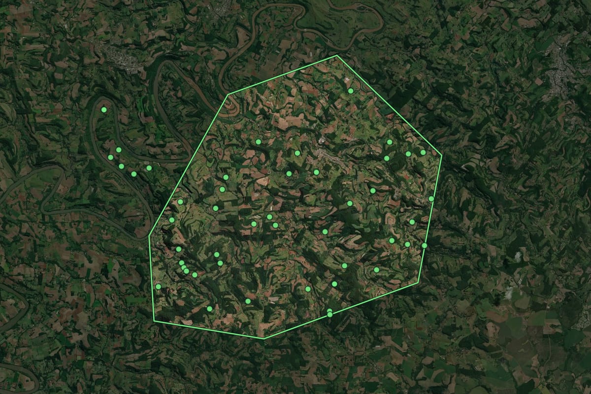 Imagem de satélite de Nova Itaberaba (SC), com o contorno do município e a posição dos imóveis desta página.