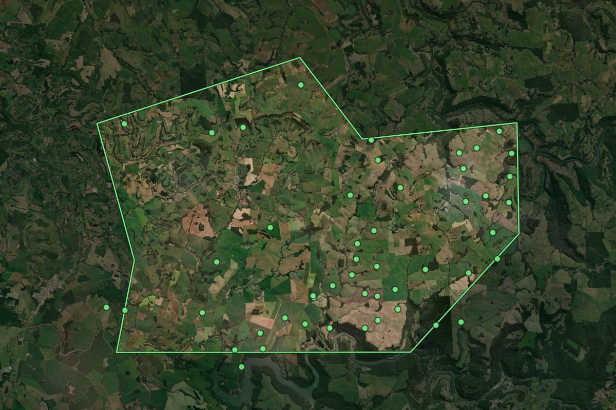 Imagem de satélite de Ouro Verde (SC), com o contorno do município e a posição dos imóveis desta página.