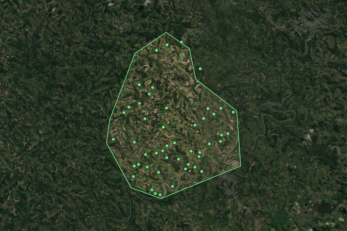 Imagem de satélite de Ouro (SC), com o contorno do município e a posição dos imóveis desta página.
