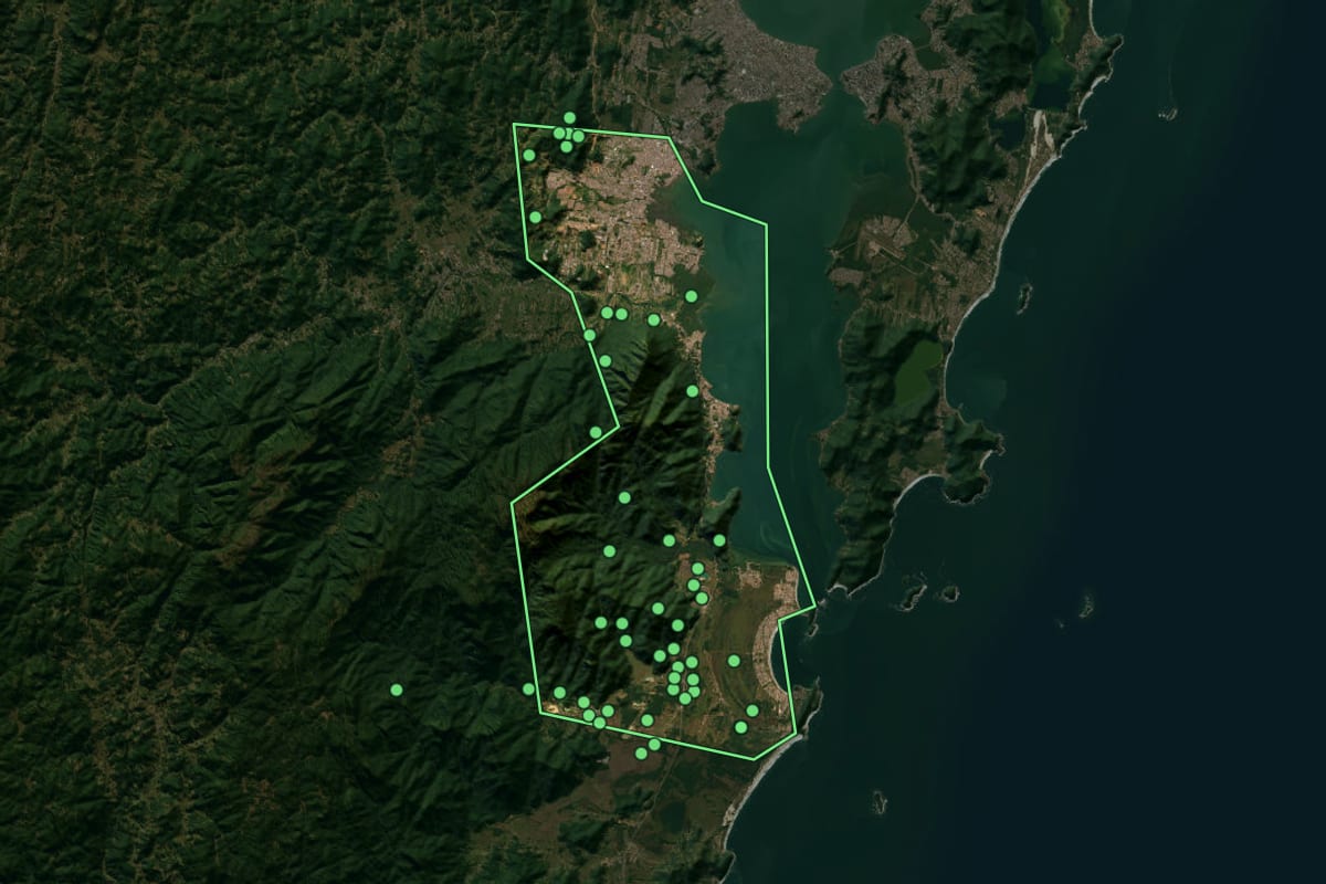 Imagem de satélite de Palhoça (SC), com o contorno do município e a posição dos imóveis desta página.
