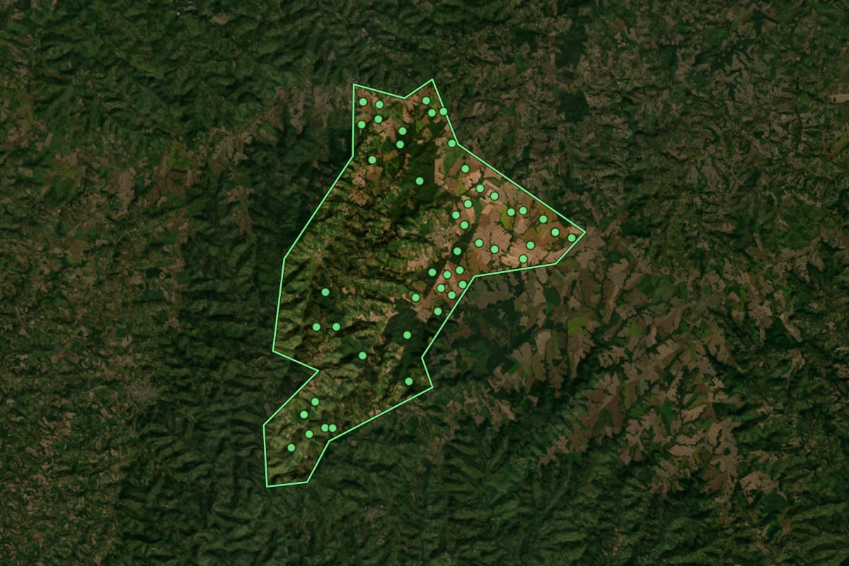 Imagem de satélite de Palma Sola (SC), com o contorno do município e a posição dos imóveis desta página.
