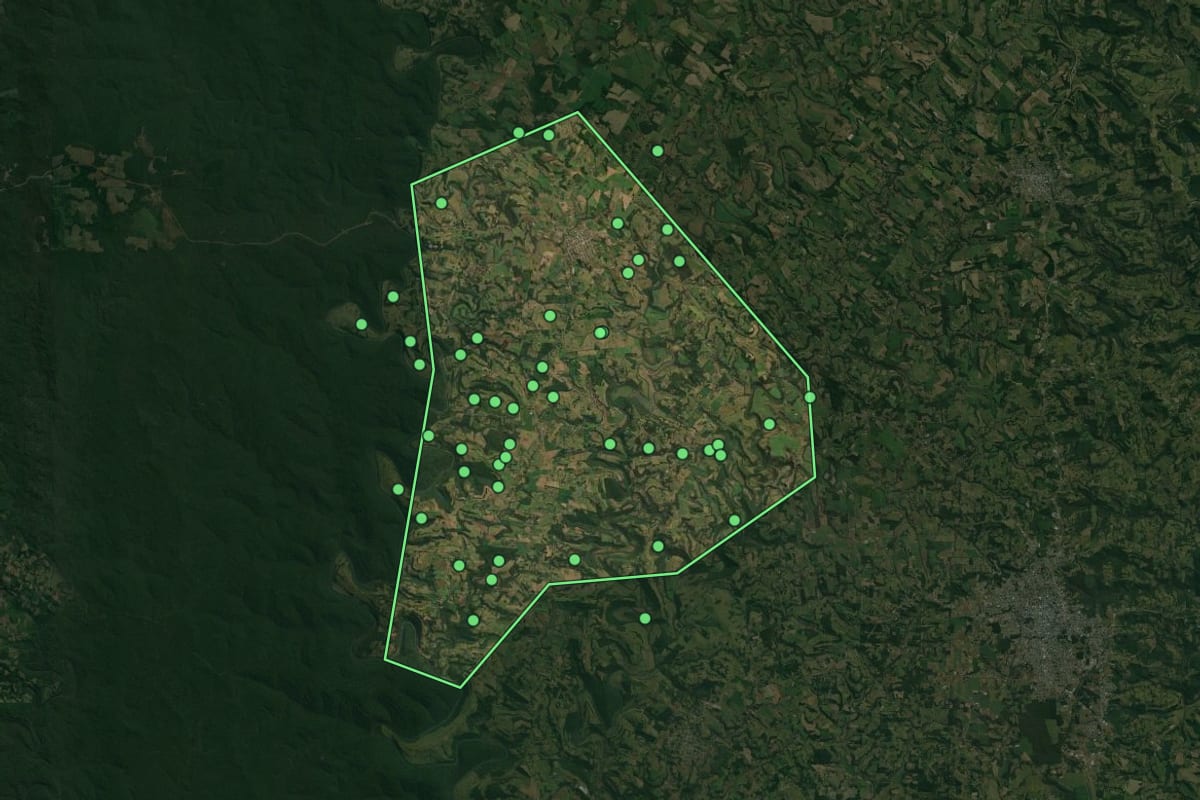 Imagem de satélite de Paraíso (SC), com o contorno do município e a posição dos imóveis desta página.