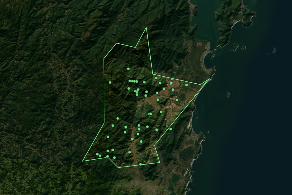 Imagem de satélite de Paulo Lopes (SC), com o contorno do município e a posição dos imóveis desta página.