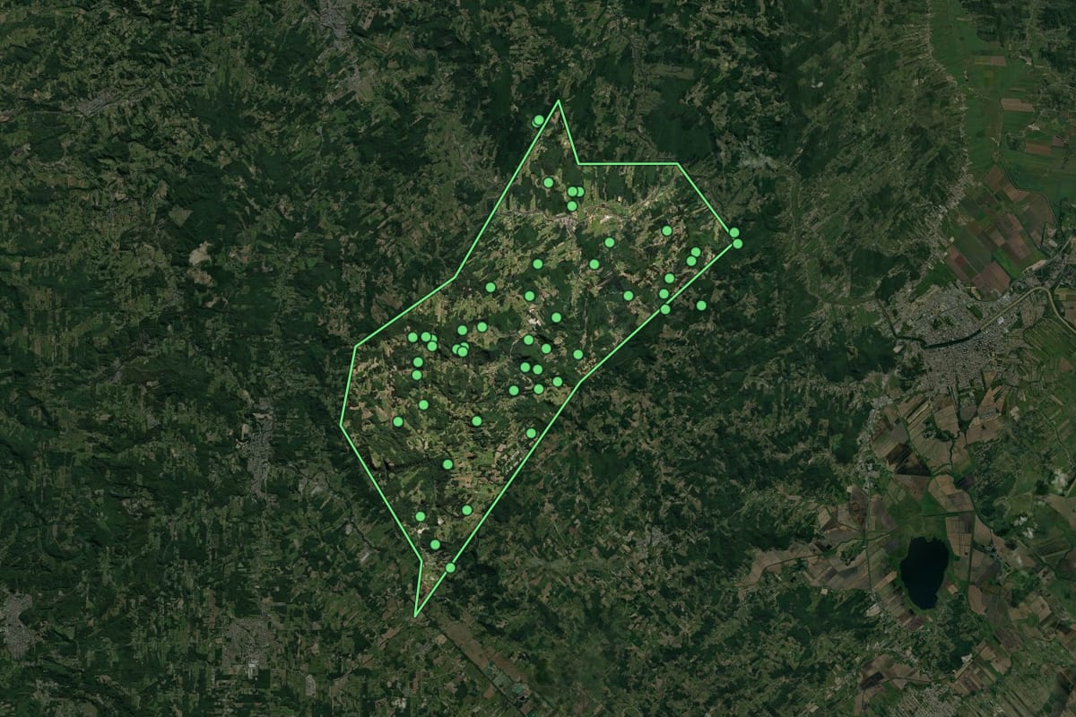 Imagem de satélite de Pedras Grandes (SC), com o contorno do município e a posição dos imóveis desta página.