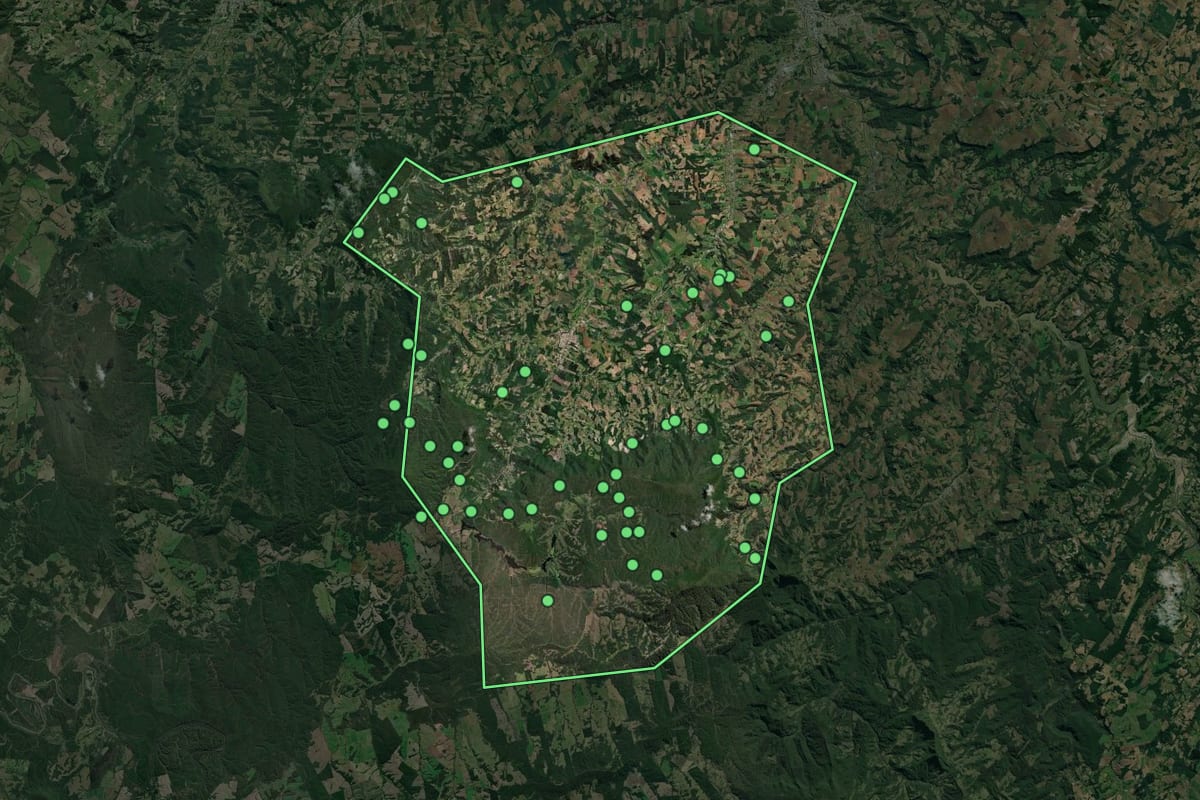 Imagem de satélite de Petrolândia (SC), com o contorno do município e a posição dos imóveis desta página.
