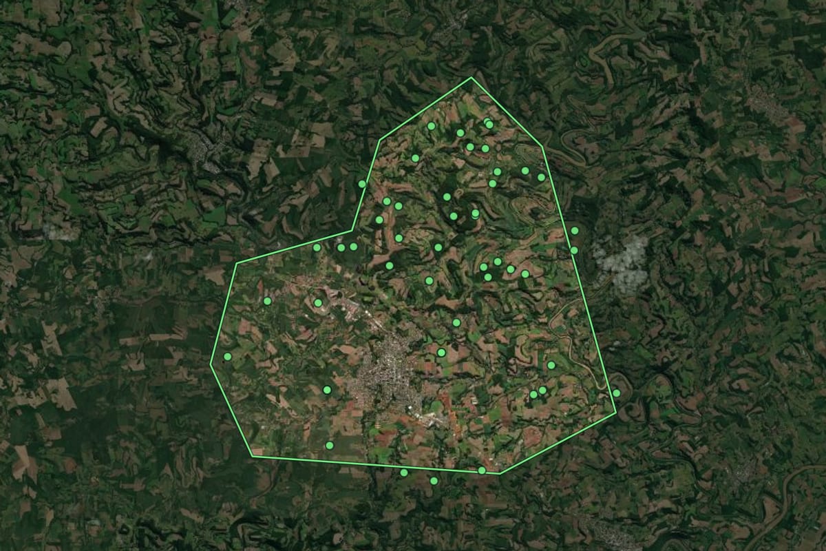 Imagem de satélite de Pinhalzinho (SC), com o contorno do município e a posição dos imóveis desta página.