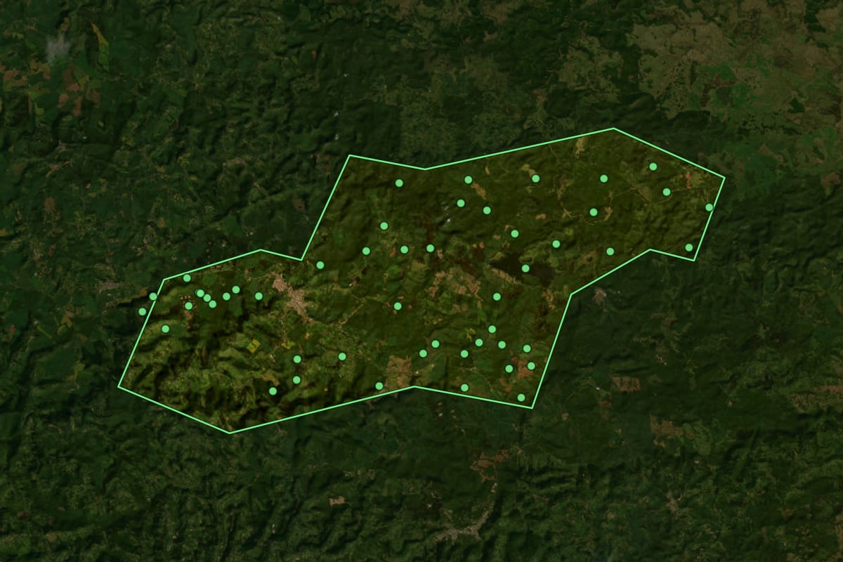 Imagem de satélite de Ponte Serrada (SC), com o contorno do município e a posição dos imóveis desta página.