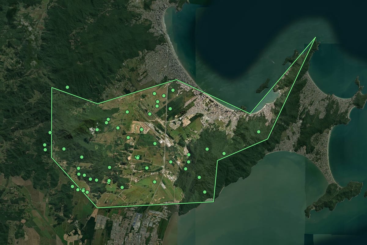 Imagem de satélite de Porto Belo (SC), com o contorno do município e a posição dos imóveis desta página.