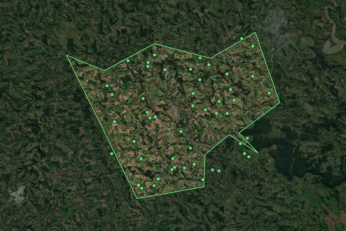 Imagem de satélite de Quilombo (SC), com o contorno do município e a posição dos imóveis desta página.
