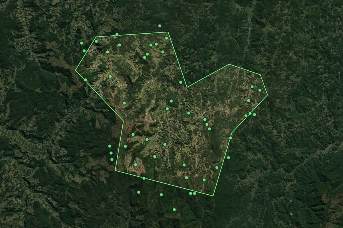 Imagem de satélite de Rancho Queimado (SC), com o contorno do município e a posição dos imóveis desta página.