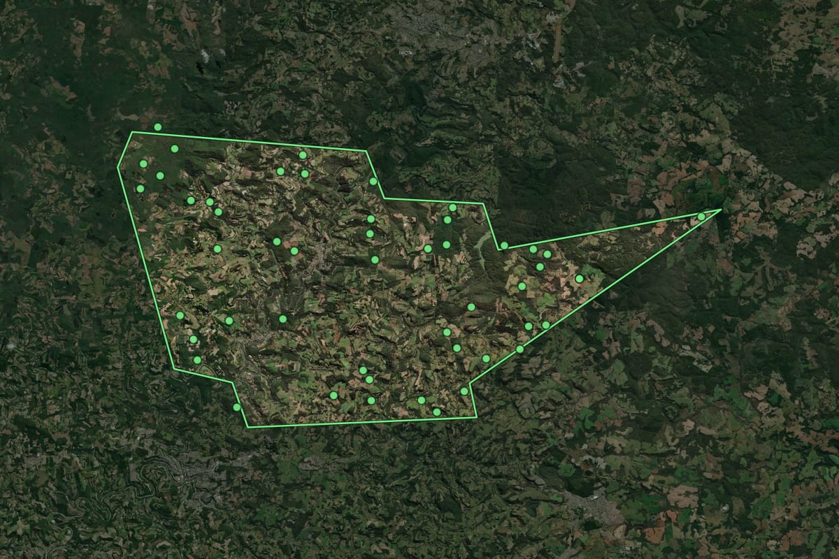 Imagem de satélite de Rio das Antas (SC), com o contorno do município e a posição dos imóveis desta página.