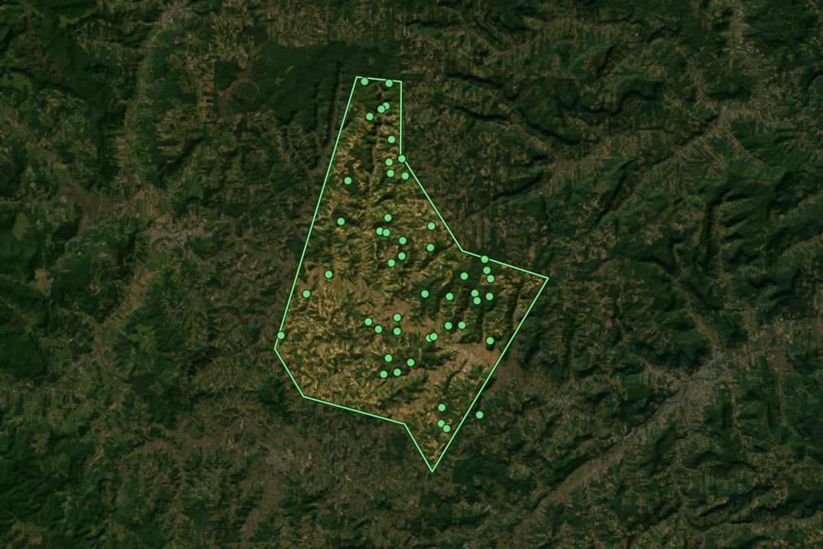 Imagem de satélite de Rio do Oeste (SC), com o contorno do município e a posição dos imóveis desta página.