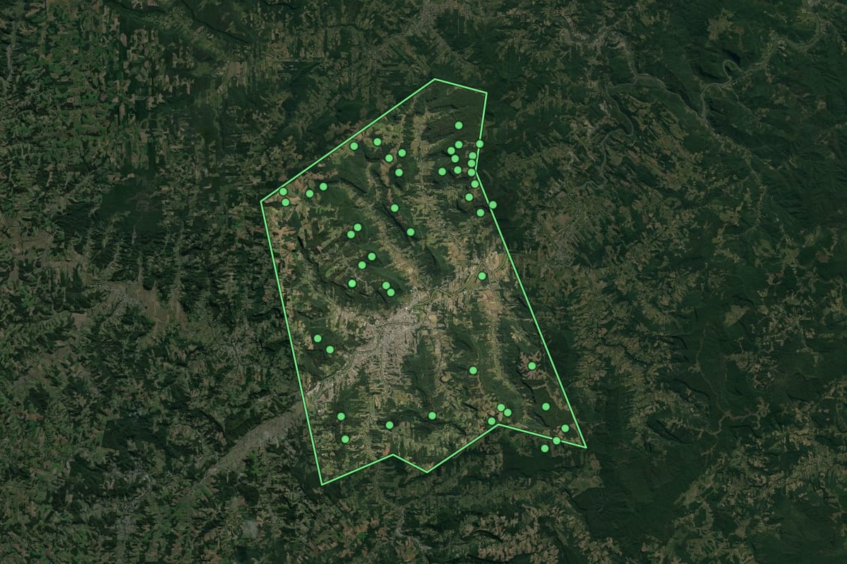 Imagem de satélite de Rio do Sul (SC), com o contorno do município e a posição dos imóveis desta página.