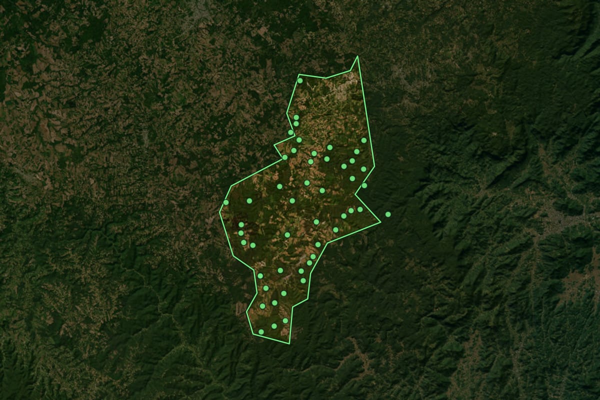 Imagem de satélite de Rio Negrinho (SC), com o contorno do município e a posição dos imóveis desta página.