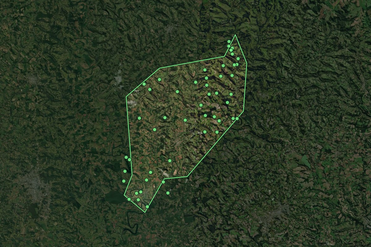 Imagem de satélite de Romelândia (SC), com o contorno do município e a posição dos imóveis desta página.