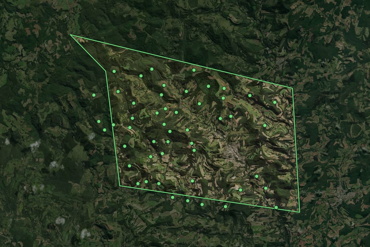 Imagem de satélite de Salto Veloso (SC), com o contorno do município e a posição dos imóveis desta página.