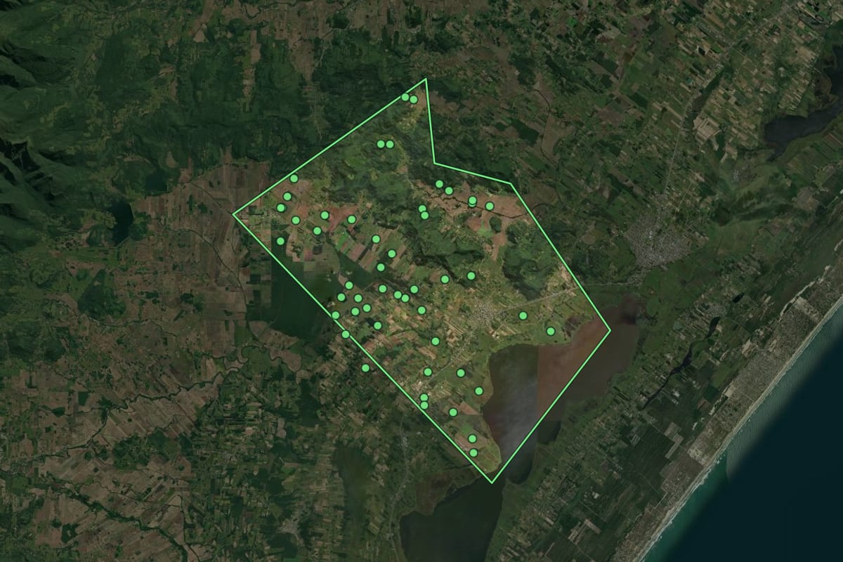 Imagem de satélite de Santa Rosa do Sul (SC), com o contorno do município e a posição dos imóveis desta página.