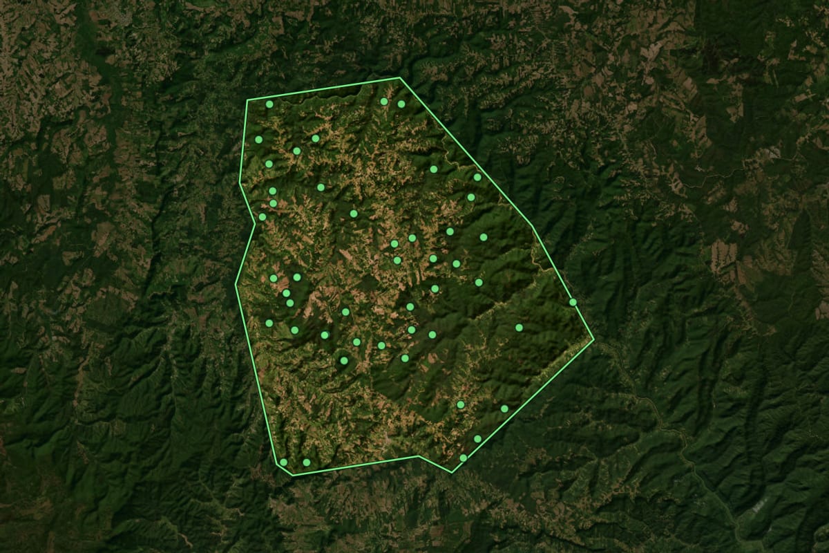 Imagem de satélite de Santa Terezinha (SC), com o contorno do município e a posição dos imóveis desta página.
