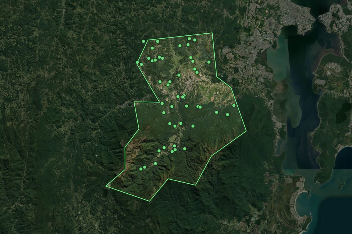 Imagem de satélite de Santo Amaro da Imperatriz (SC), com o contorno do município e a posição dos imóveis desta página.