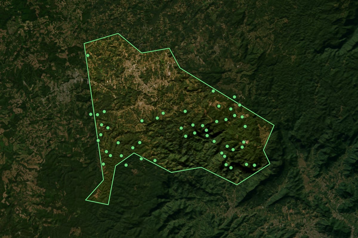 Imagem de satélite de São Bento do Sul (SC), com o contorno do município e a posição dos imóveis desta página.