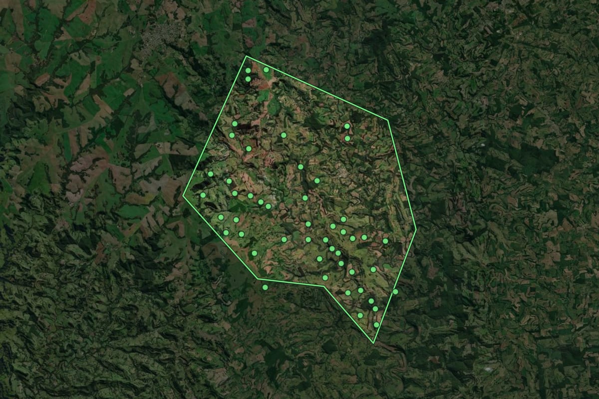 Imagem de satélite de São Bernardino (SC), com o contorno do município e a posição dos imóveis desta página.