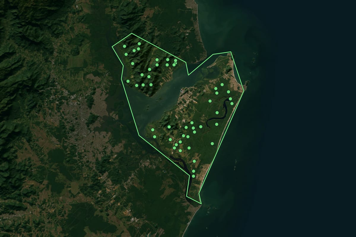 Imagem de satélite de São Francisco do Sul (SC), com o contorno do município e a posição dos imóveis desta página.